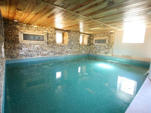 Nice holiday home in Nouvelle-Aquitaine with indoor pool : Maisons de vacances proche de Valojoulx