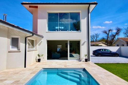 Modern 4bed/3bath house + pool : Villas proche de Le Barp