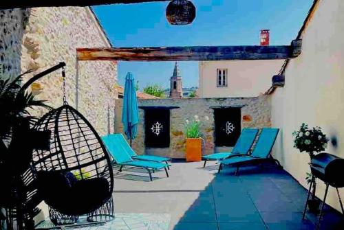 Elegant and Charming Townhouse with roof terrace : Maisons de vacances proche de Limoux