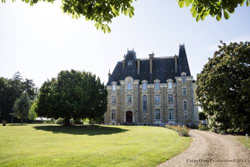 Au Chateau de Montbraye : B&B / Chambres d'hotes proche d'Ardenay-sur-Mérize