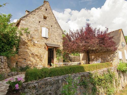 Tasteful Cottage in Roziers with Terrace : Maisons de vacances proche de Chasteaux