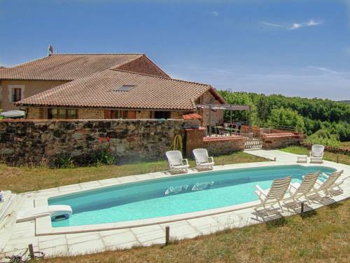 Beautiful domain with two heated swimming pools near a beautiful golf course : Maisons de vacances proche de Roussines