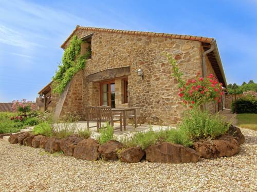 Very nice cottage with studio on a domain with heated pool : Maisons de vacances proche de Roussines