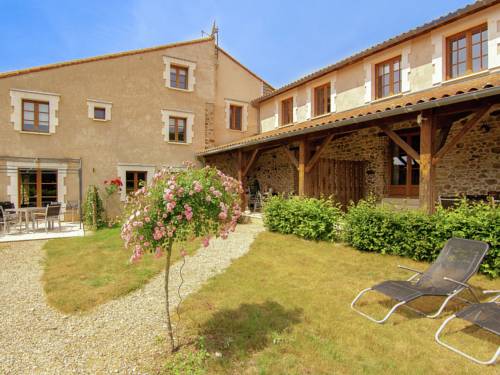 Lovely spacious cottage on a fine estate with a heated pool : Maisons de vacances proche de Bussière-Badil