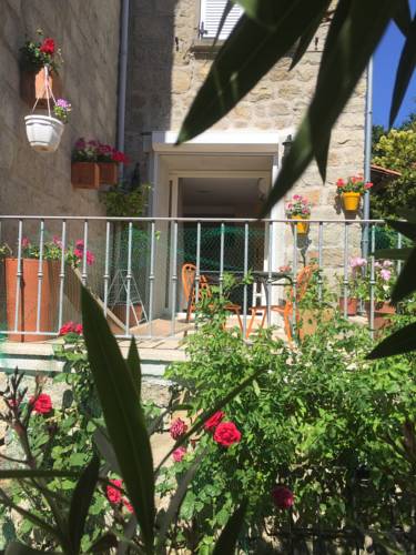 Maison de Vacances - Casa Mezanaccia avec Terrasse fleurie meublé tourisme 3 étoiles : Appartements proche de Cargiaca