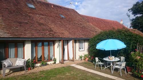 Le Poirier Perfect for 2 adults and 2 children Heated Pool and Games Room : Maisons de vacances proche de Mouliherne