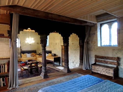 Maison Romane 1136 : B&B / Chambres d'hotes proche de Taizé