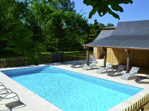 Cozy Holiday Home in Brion with Swimming Pool : Maisons de vacances proche de Beaufort-en-Vallée