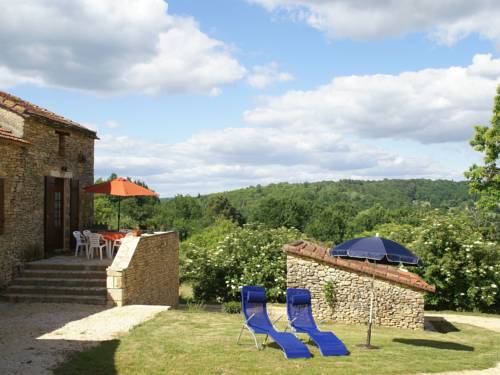 Heavenly holiday home with swimming pool and large garden : Maisons de vacances proche de Mazeyrolles