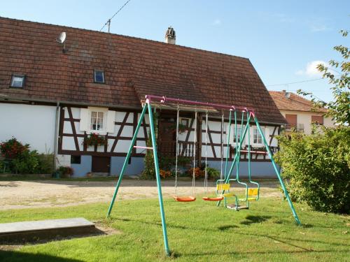 Cozy Holiday Home in Schleithal with Garden : Maisons de vacances proche d'Oberrœdern