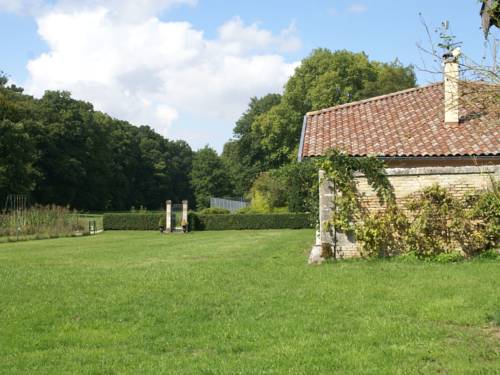 Holiday home with swimming pool on the estate of a noble castle near Nettancourt : Maisons de vacances proche de Herpont