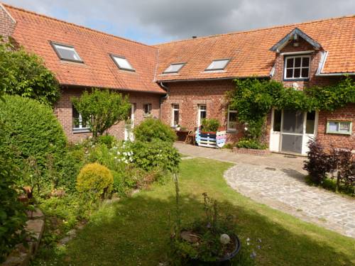 Rural Spacious Holiday Home in Hondschoote with Courtyard : Maisons de vacances proche de Warhem