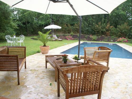 Stunning villa with private swimming pool and large garden : Maisons de vacances proche de Montaigu-de-Quercy