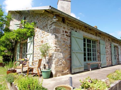 Charming Cottage in Ladignac le Long with Garden : Maisons de vacances proche de Ladignac-le-Long