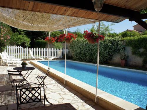 Charming holiday cottage with large private pool : Appartements proche de Taillades
