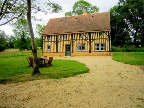 Modernised detached half timbered house on the estate of a 16th century castle : Maisons de vacances proche de Dangeul