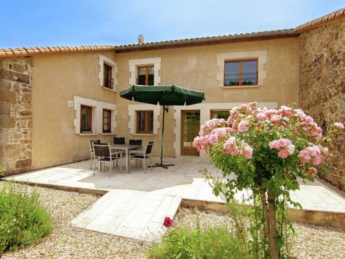 Spacious cottage in Roussines with heated pool : Maisons de vacances proche de Roussines