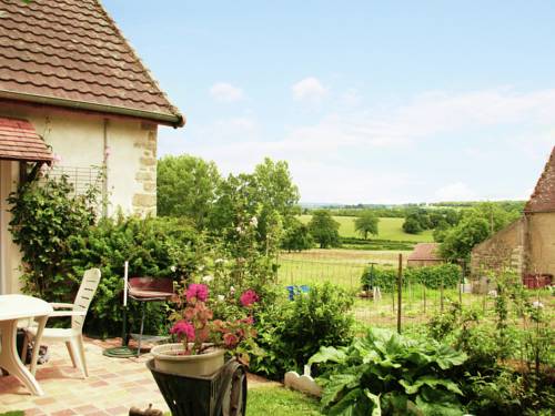 Peaceful Holiday Home in Vignol with Heated Swimming Pool : Maisons de vacances proche de Nuars