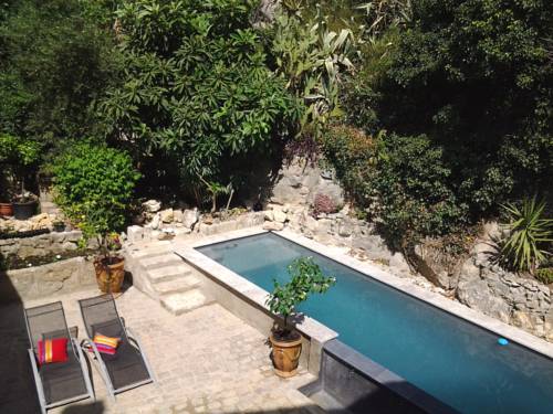 Maison de 4 chambres avec piscine privee terrasse amenagee et wifi a Aramon : Maisons de vacances proche de Saze