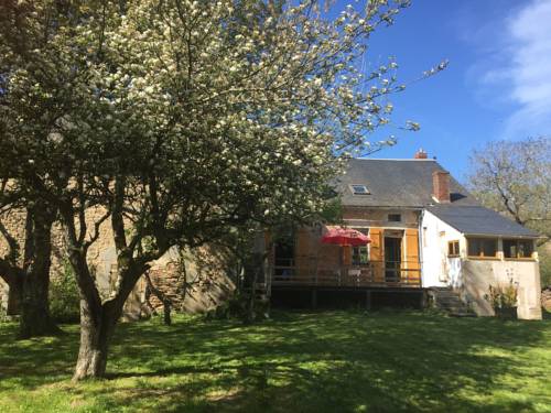 Holiday Home in Gacogne with Garden Terrace Barbecue : Maisons de vacances proche d'Aunay-en-Bazois