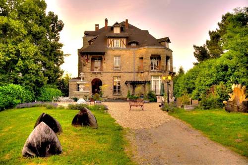 Chambres d'Hôtes-Château Constant : B&B / Chambres d'hotes proche de Saint-Léger-la-Montagne
