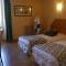 Hotels Logis Le Saint Cyr : photos des chambres