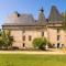 Maisons de vacances Heritage Castle in Chaleix with shared pool : photos des chambres