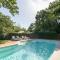 Villas Cozy Holiday Home in Saint Denis with Swimming Pool : photos des chambres