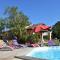 Maisons de vacances Lavish Home in Montferrand du P rigord Aquitaine with Pool : photos des chambres