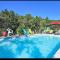 Maisons de vacances Gite LES BOUCHES ROUGES avec piscine privee : photos des chambres