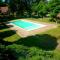Maisons de vacances Bungalow de 2 chambres avec vue sur le lac piscine partagee et jardin amenage a Rochechouart : photos des chambres