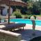 Maisons de vacances Maison d'une chambre avec piscine partagee et wifi a Bussac Foret : photos des chambres