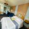 Hotels A La Porte Saint Jean : photos des chambres