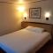 Hotels KYRIAD HONFLEUR - La Riviere Saint Sauveur : photos des chambres