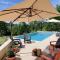 Maisons de vacances Gorgeous Mansion in Thizay with Private Swimming Pool : photos des chambres