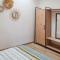 Appartements Amazing home in Cruzy with 1 Bedrooms and WiFi : photos des chambres