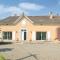Maisons de vacances Nice home in Sombrun with 4 Bedrooms, WiFi and Outdoor swimming pool : photos des chambres