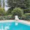Maisons de vacances Nice home in Ladornac with 2 Bedrooms, Private swimming pool and Outdoor swimming pool : photos des chambres