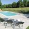 Maisons de vacances Nice Home In Eyliac With Wifi, Outdoor Swimming Pool And Heated Swimming Pool : photos des chambres