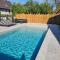 Villas Logement privatif dans une villa avec piscine : photos des chambres