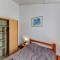 Maisons de vacances Snug holiday home in Saint Savinien with private terrace : photos des chambres