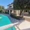 Maisons de vacances Villa avec piscine et jacuzzi en bordure de foret : photos des chambres