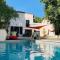 Maisons de vacances la cigale rouge Maison de vacances tout confort avec piscine chauffee dans la pinede : photos des chambres