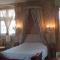 B&B / Chambres d'hotes Chambre Louis XVI au Chateau de Champagne-Mouton : photos des chambres