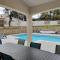 Maisons de vacances Villa plein sud avec piscine. : photos des chambres