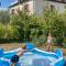 Maisons de vacances Pleasant cottage in Le Veurdre with private garden : photos des chambres