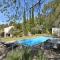 Maisons de vacances Provencal house in the countryside with terrace garden and pool : photos des chambres