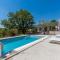 Maisons de vacances Le charme d'un pigeonnier provencal avec piscine : photos des chambres
