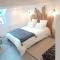 Maisons d'hotes LE GRAND LOGIS, suite Santorin avec spa insolite privatif : photos des chambres