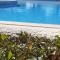 Maisons de vacances Maison de 2 chambres avec piscine partagee jardin clos et wifi a Eyguieres : photos des chambres